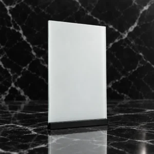 Campione di vetro con film PDLC SF97 White Laminated bianco opaco, su base nera e sfondo in marmo scuro.