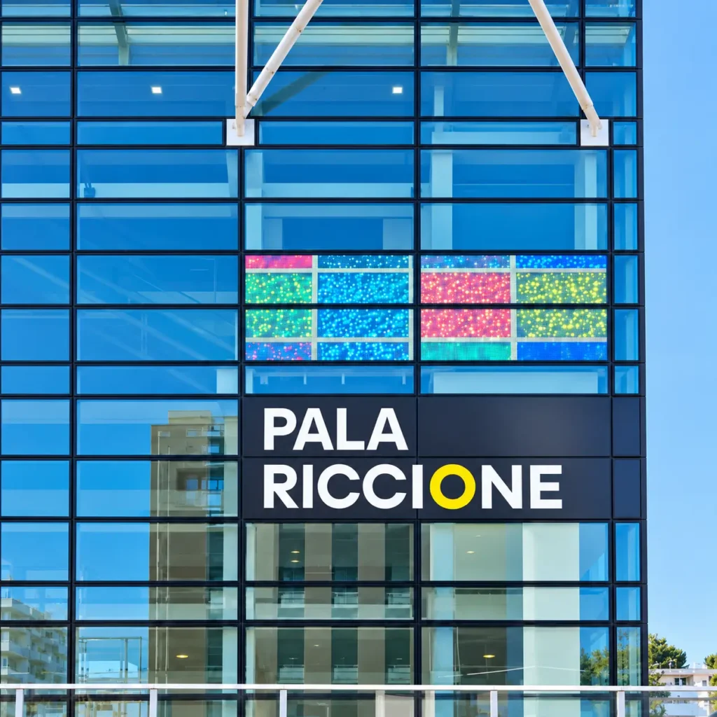 Facciata vetrata del Pala Riccione con installazione LED trasparente integrata nell’architettura dell’edificio.