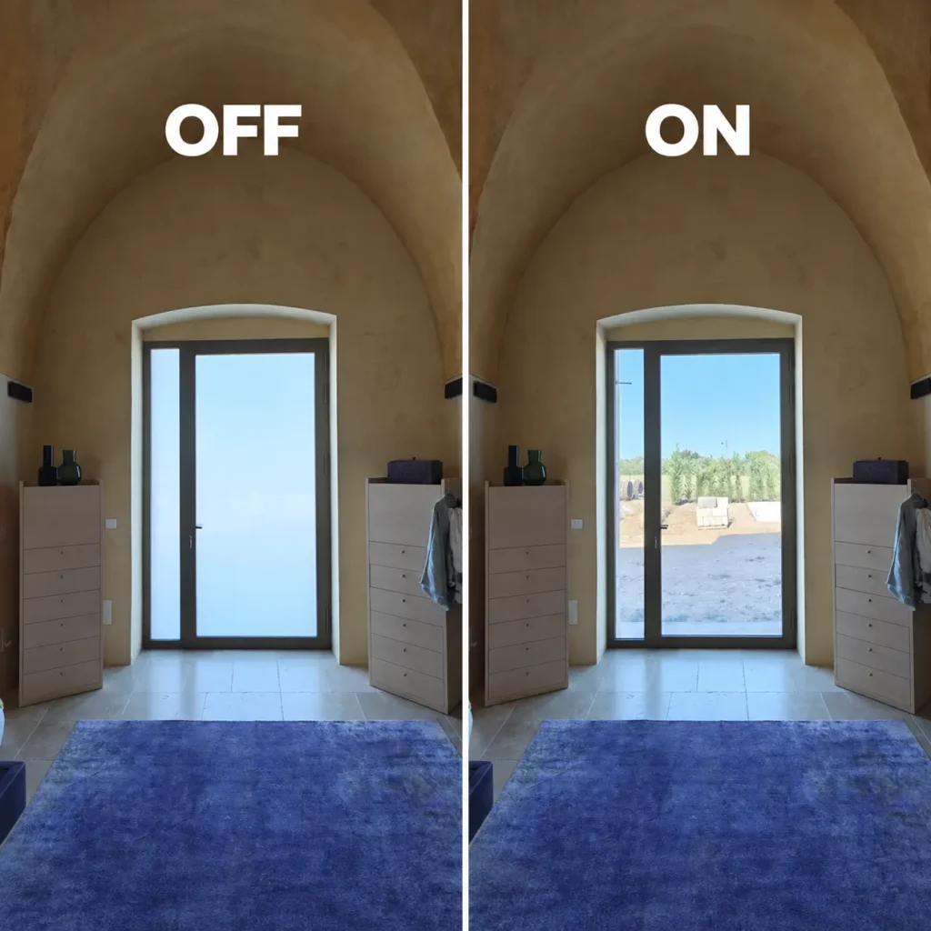 Immagine comparativa di porta finestra con vetro smart in ambiente con soffitto a volta, mostrata in modalità OFF opaca e modalità ON trasparente per comfort, design e privacy su richiesta.