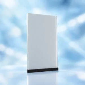 Campione di vetro con film PDLC SF97 Grey Adhesive grigio opaco, su base nera e sfondo azzurro.