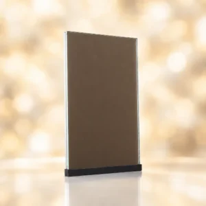Campione di vetro con film PDLC SF97 Dark Adhesive scuro, su base nera e sfondo dorato.