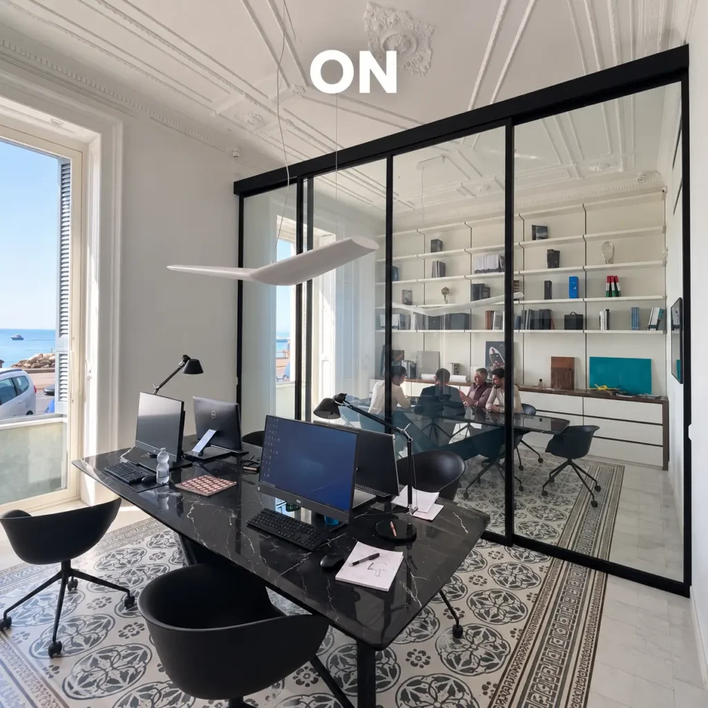 Ufficio moderno con parete divisoria in vetro intelligente trasparente, ideale per separare gli ambienti mantenendo luminosità, continuità visiva e privacy su richiesta.