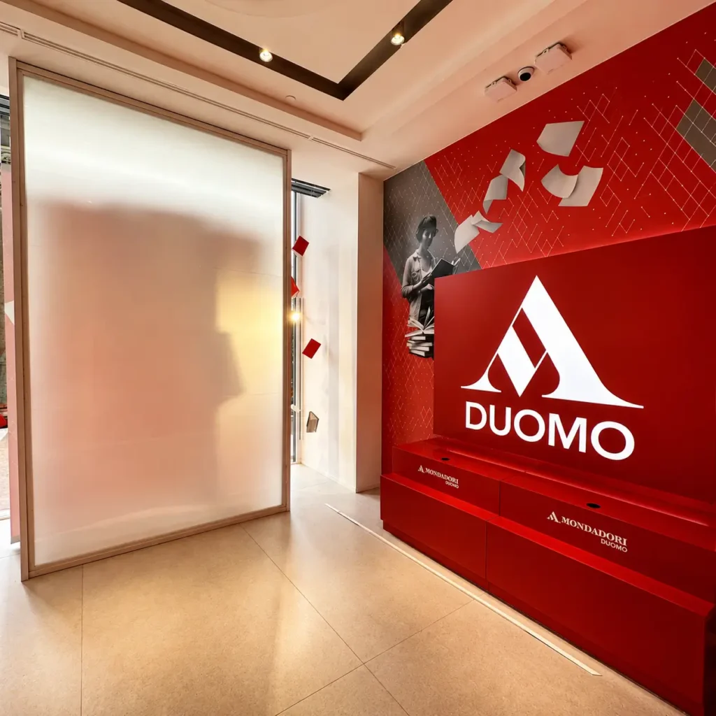 Vetrata opacizzata all’interno di Mondadori Duomo per privacy e separazione elegante degli spazi commerciali.