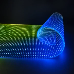Pannello LED flessibile con micro LED blu, verdi e gialli, ripiegato su superficie curva per applicazioni digitali, display luminosi e installazioni tecnologiche.