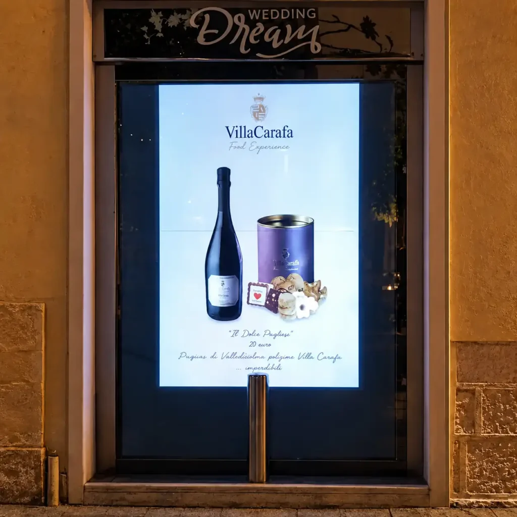 Vetrina digitale luminosa installata presso Villa Carafa con contenuto promozionale ad alta risoluzione, soluzione per comunicazione visiva, ristorazione, eventi e hospitality.